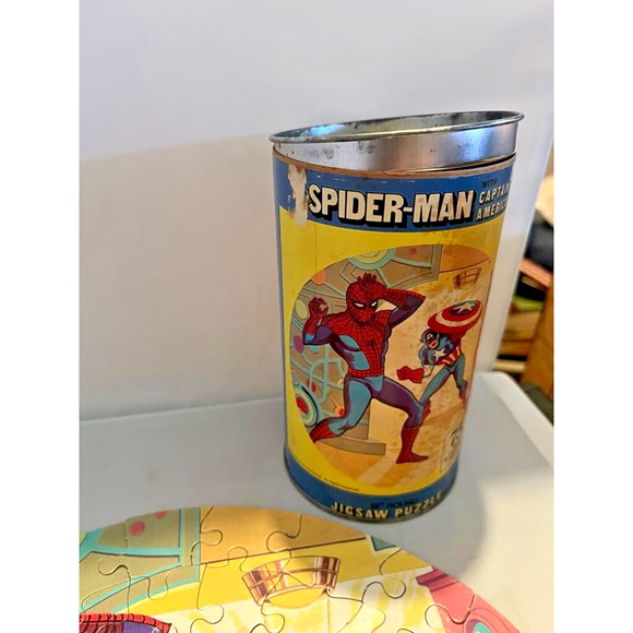 1974 Spider-Man with Captain America 12” Round Jigsaw Puzzle 75 Pieces HG Toys - Picture 3 of 3